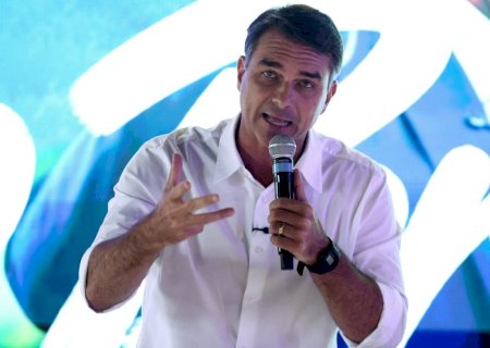 Flávio Bolsonaro diz que canal da campanha de Lula no WhatsApp faz 'divulgação de mentiras em massa'