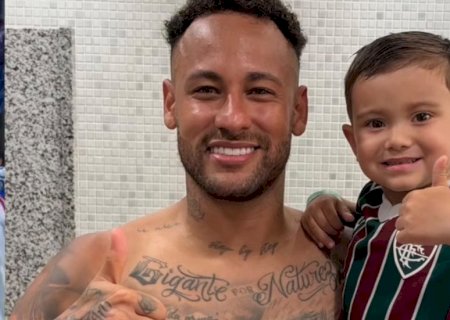Filhos de jogadores do Fluminense tietam Neymar no vestiário do Maracanã