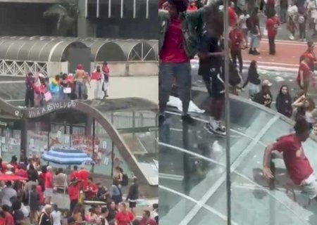 Manifestantes depredam estações de metrô em ato de apoio a Lula