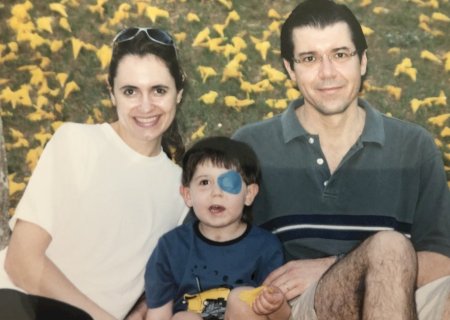 ‘Desapego com dor e amor’: pai narra a vida do filho que conviveu uma década com câncer | Conta-Gotas
