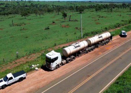 Ladrões fazem motorista refém e roubam carga de combustível de bitrem