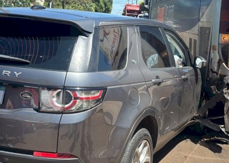 Condutor de carro fica ferido ao bater na traseira de ônibus em Nova Andradina