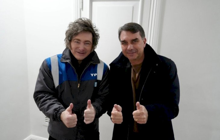 PolicialMilei posta foto com Flávio Bolsonaro: 'Vem aí a maré azul para o Brasil'