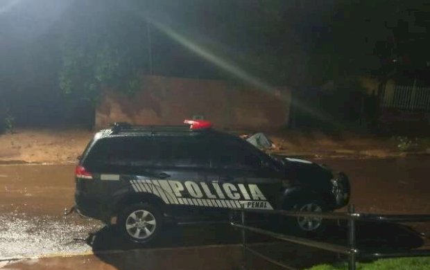 Bêbado furtou viatura no pátio de presídio durante tempestade