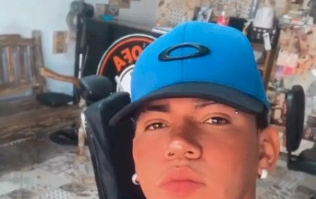 Na frente da esposa, barbeiro é morto a tiros por pistoleiros de moto