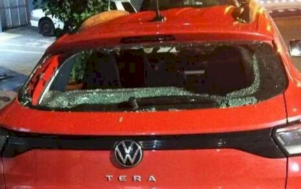 Vândalos depredam carro e ferem passageira durante confusão no trânsito