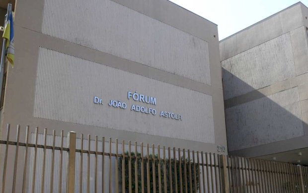 Homem que obrigou mulher a ficar nua durante roubo é condenado por estupro