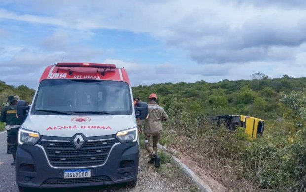 Ônibus com romeiros tomba e provoca morte de duas pessoas